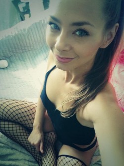 SiberianSun from MyFreeCams wearing fishnets